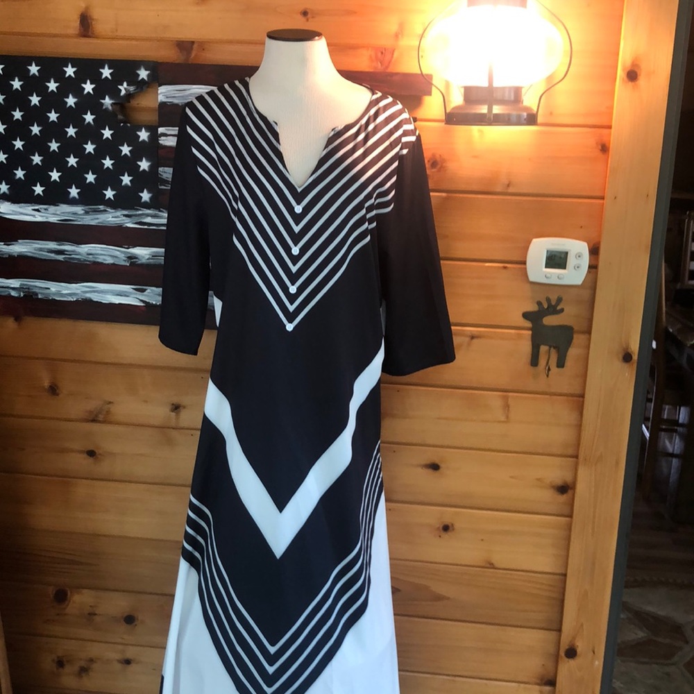 Long dress. Black and white. XL. Probably like a size 8